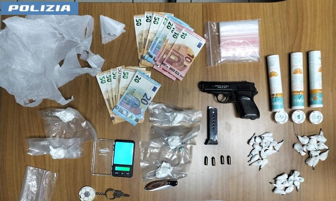 Droga , pistola e soldi sequestrati dalla Polizia