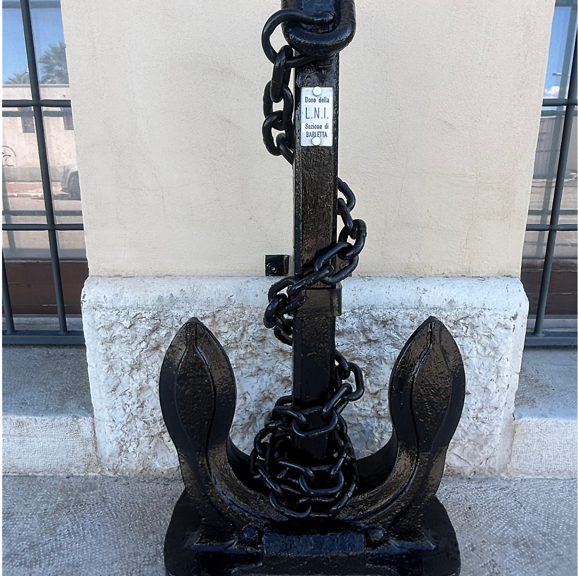 Barletta, la Lega Navale dona un’ancora alla Guardia Costiera