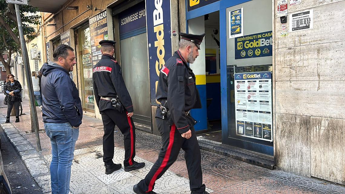 I Carabinieri di Taranto ispezionano il luogo dell'incendio - foto di Francesco Manfuso
