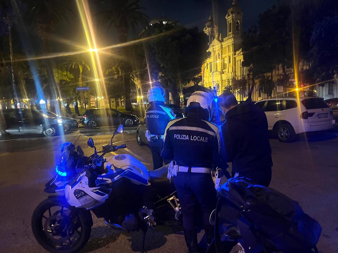 Parcheggiatore abusivo sorpreso ancora davanti l'Archita - foto di Francesco Manfuso