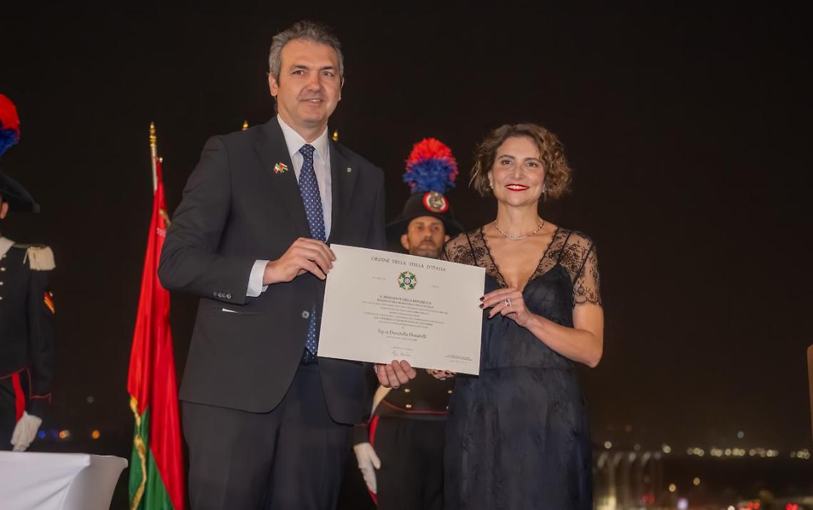 Donatella Donatelli durante la cerimonia di consegna della Stella d'Italia nel Sultanato dell'Oman 
