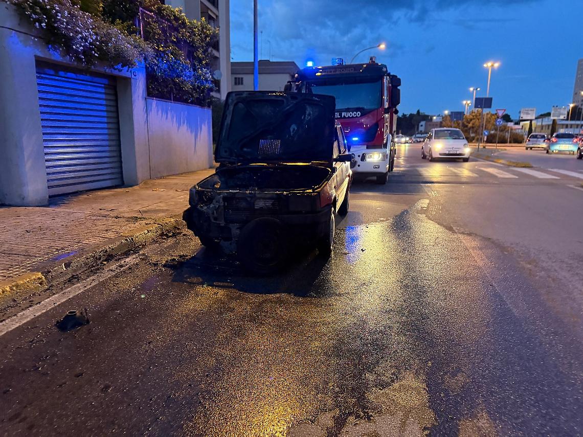 L'auto che ha preso fuoco in via Ancona a Taranto - foto di Francesco Manfuso