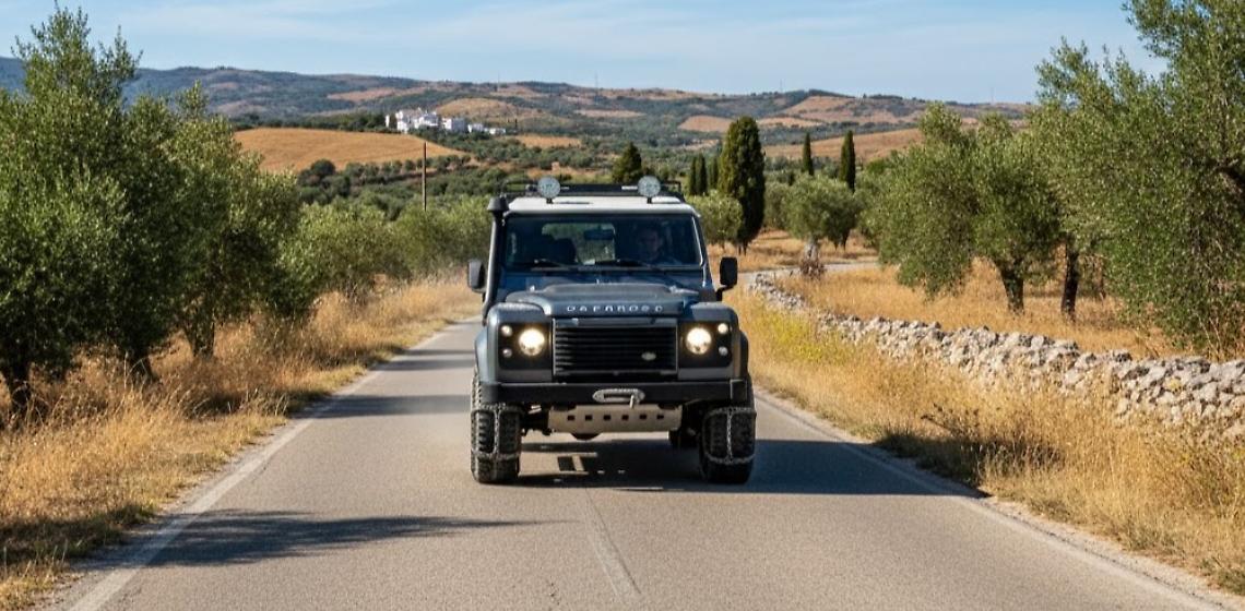 Auto che ha montato le catene da neve - archivio