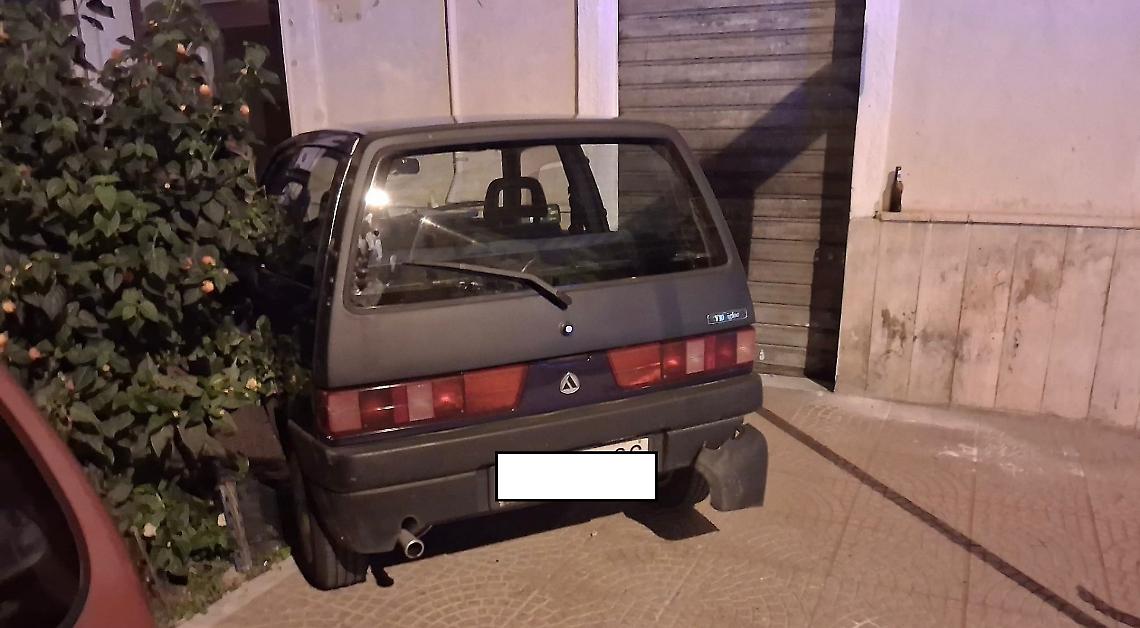 L'auto finita contro un muro - foto di Francesco Manfuso