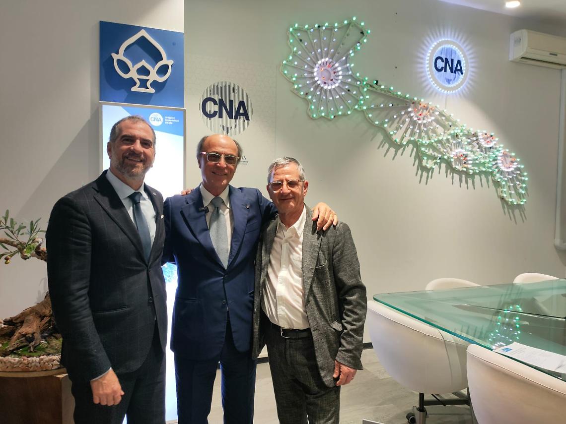 Al centro Luigi Lobuono