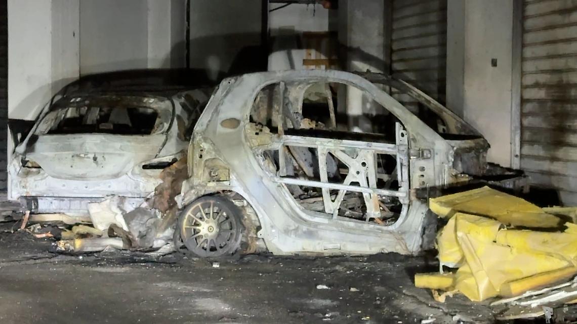 Le auto distrutte dal rogo - foto di Francesco Manfuso
