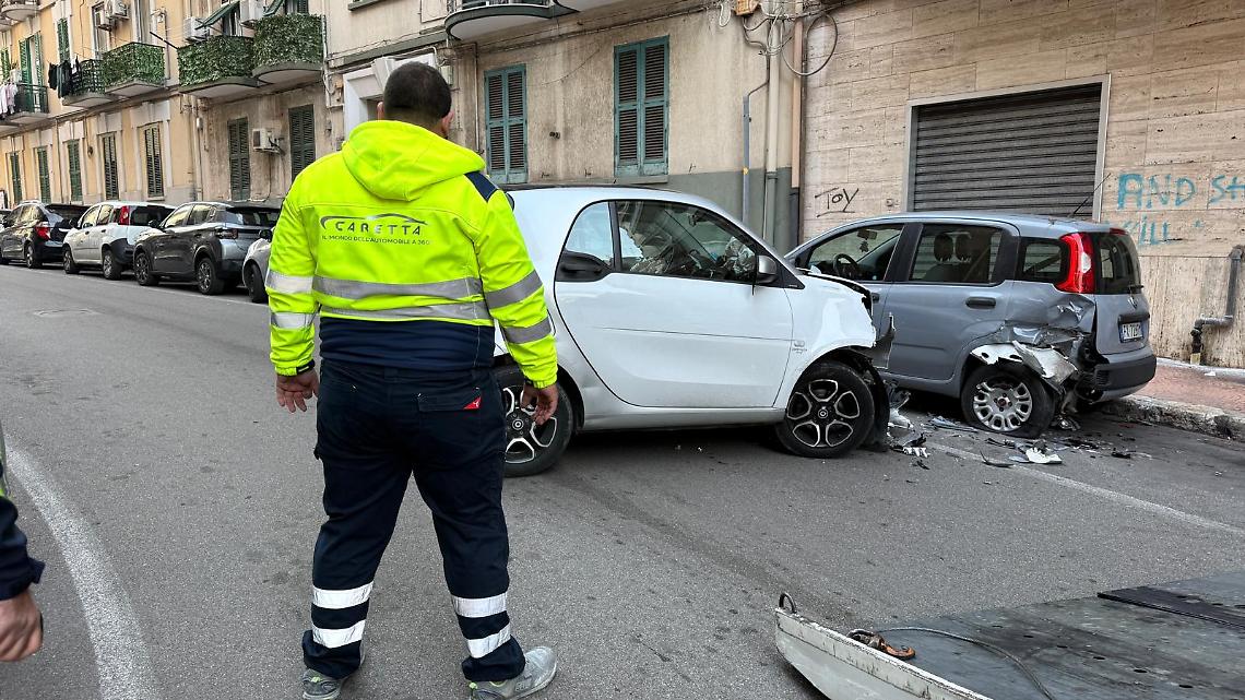 L'incidente in via Diego Peluso a Taranto - foto di Francesco Manfuso