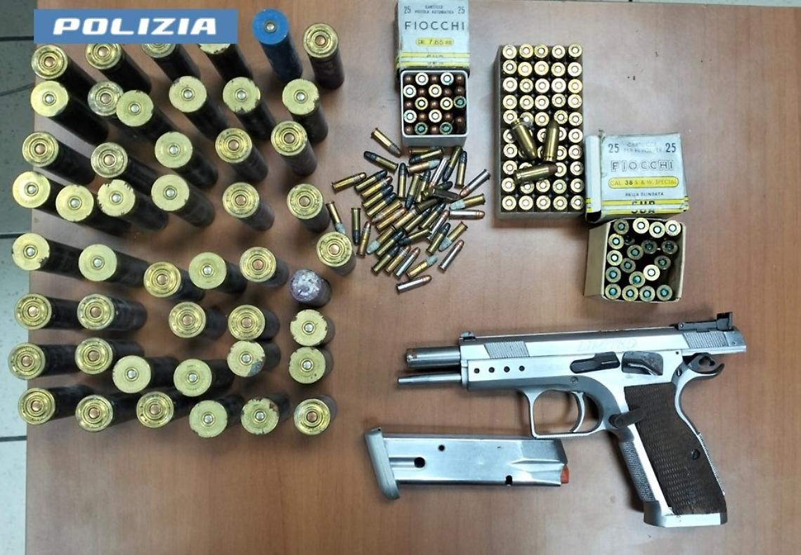 Pistola e munizioni recuperate dalla Polizia di Stato