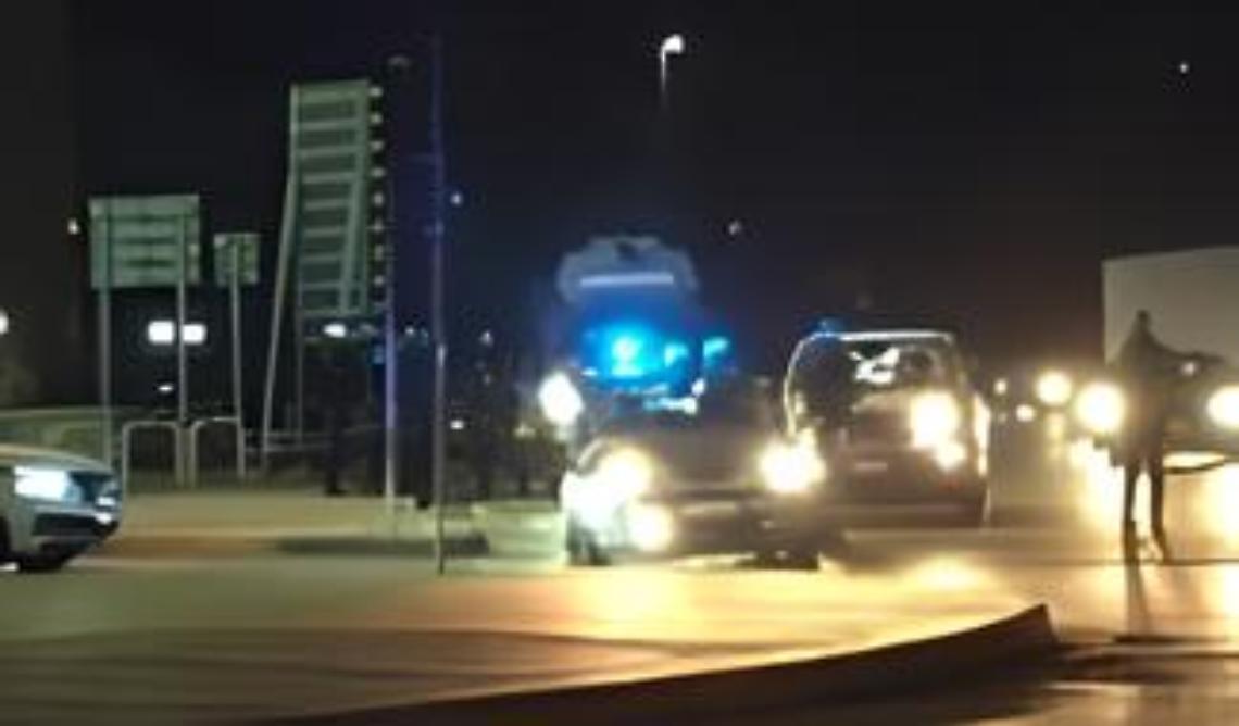 Petardi all'incrocio della morte sulla Statale 7, tensione al passaggio degli ultrà tarantini