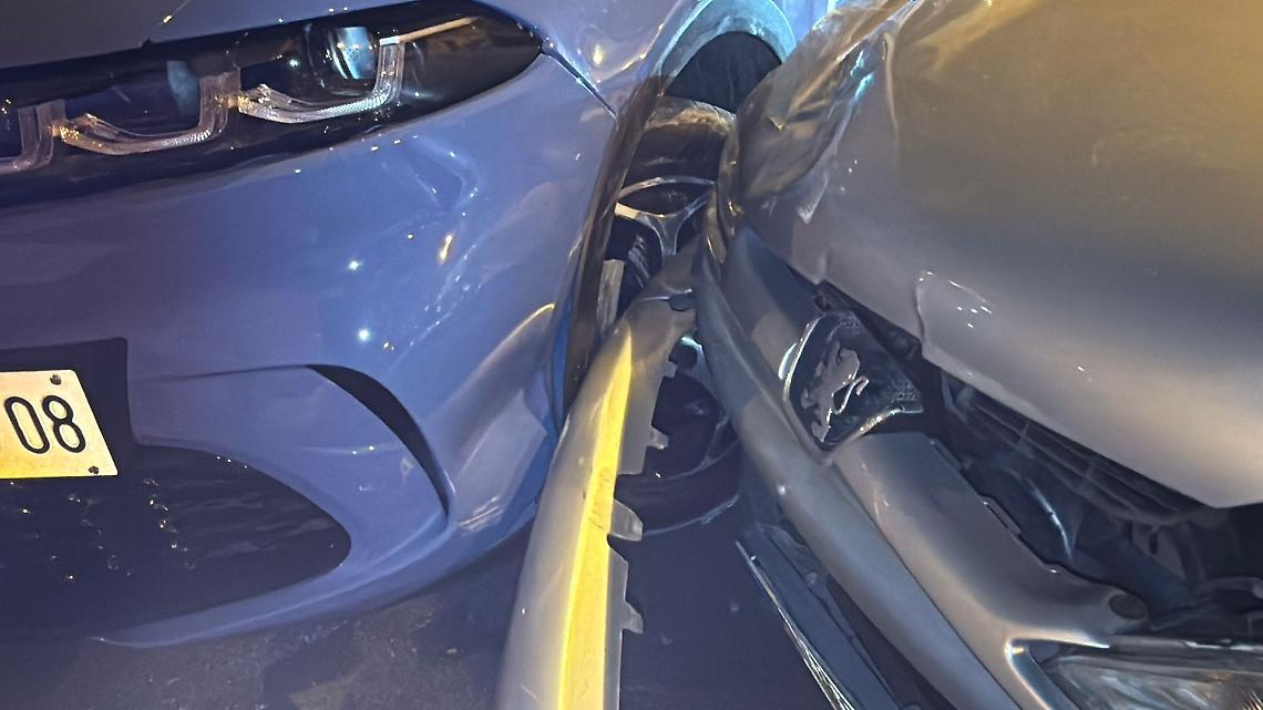 L'incidente che ha coinvolto una volante della Polizia - foto di Francesco Manfuso