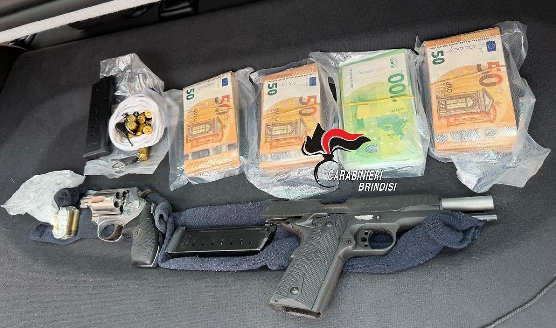 Pistola e soldi sequestrati dai Carabinieri a Francavilla Fontana