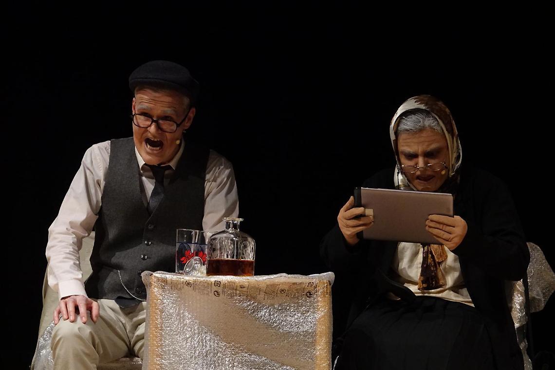 La commedia “Occhio per occhio, dentiera per dentiera”