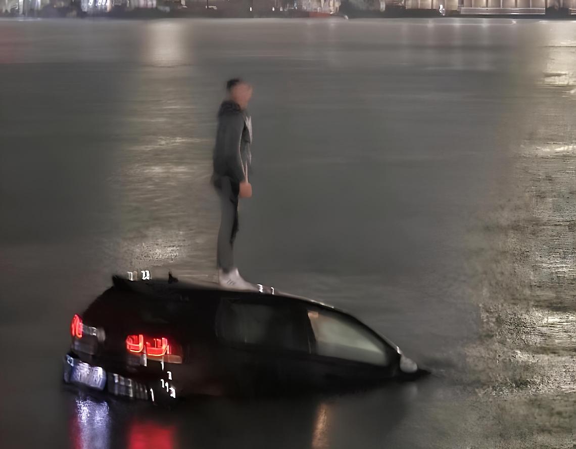 Auto precipita in mare al porto di Bari, salvo il conducente