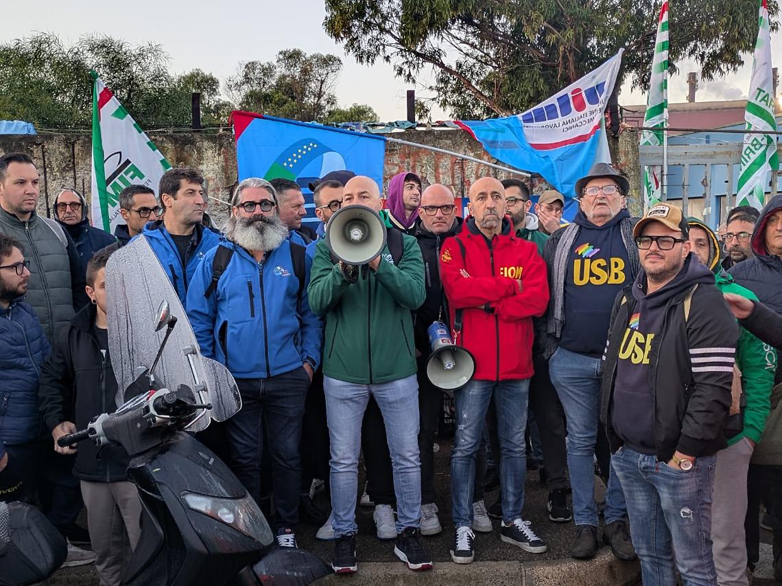 Assemblea sindacale unitaria davanti ai cancelli ex Ilva