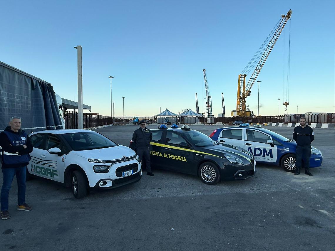 Le forze dell'ordine intervenute al porto di Brindisi