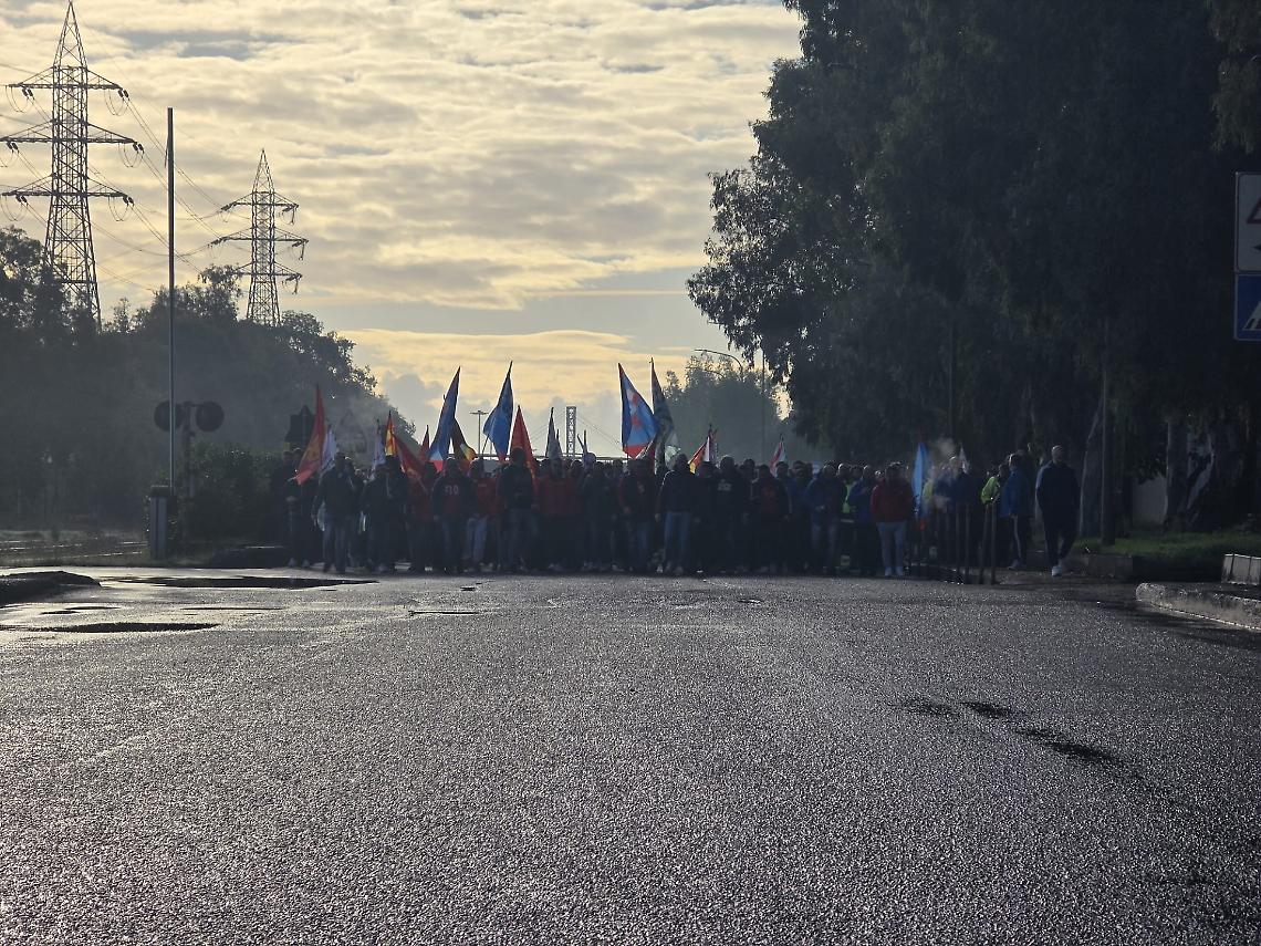 Ex Ilva, sospesi i blocchi stradali: sindacati ancora in rotta con il Governo