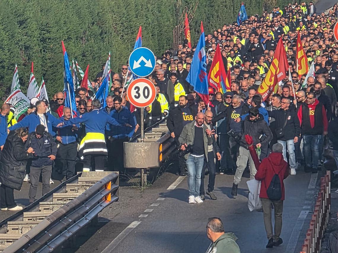 I blocchi stradali davanti all'ex Ilva