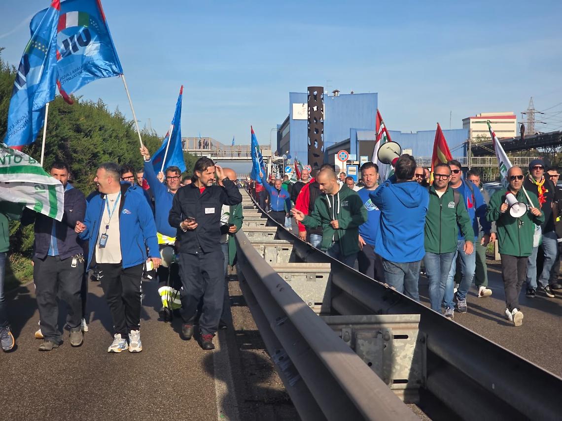 I blocchi stradali davanti all'ex Ilva