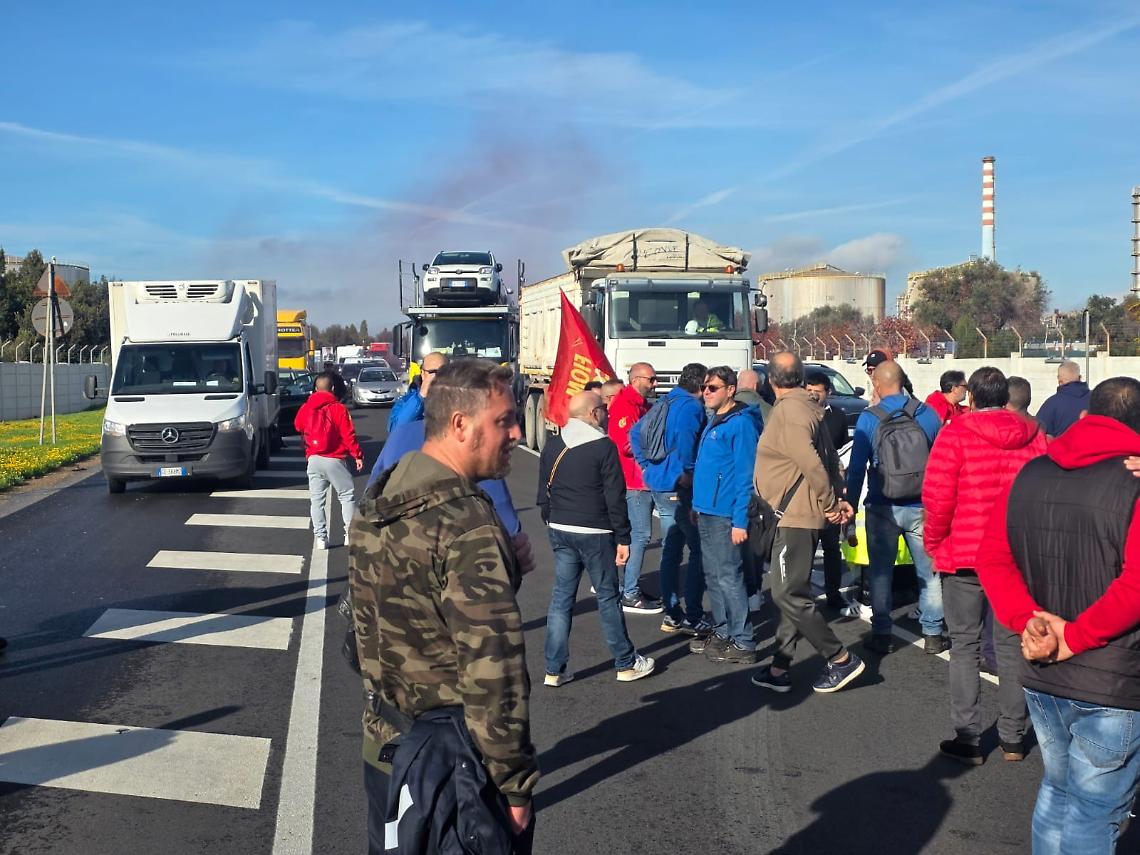 I blocchi stradali davanti all'ex Ilva