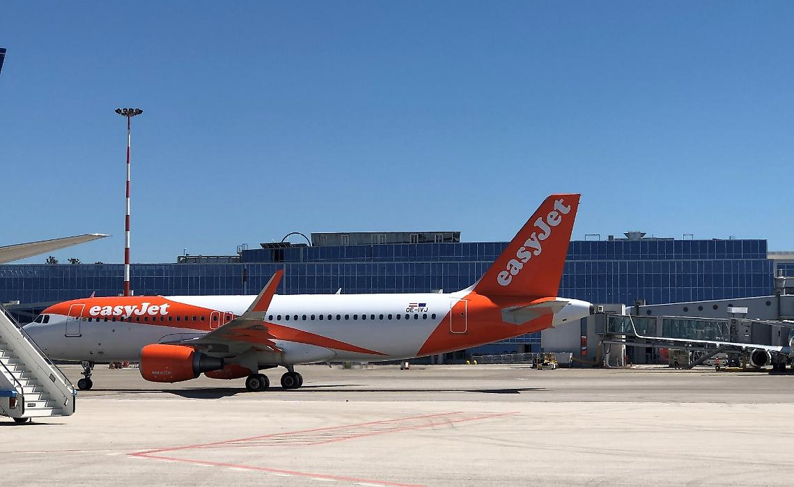 Un aereo della EasyJet a Bari