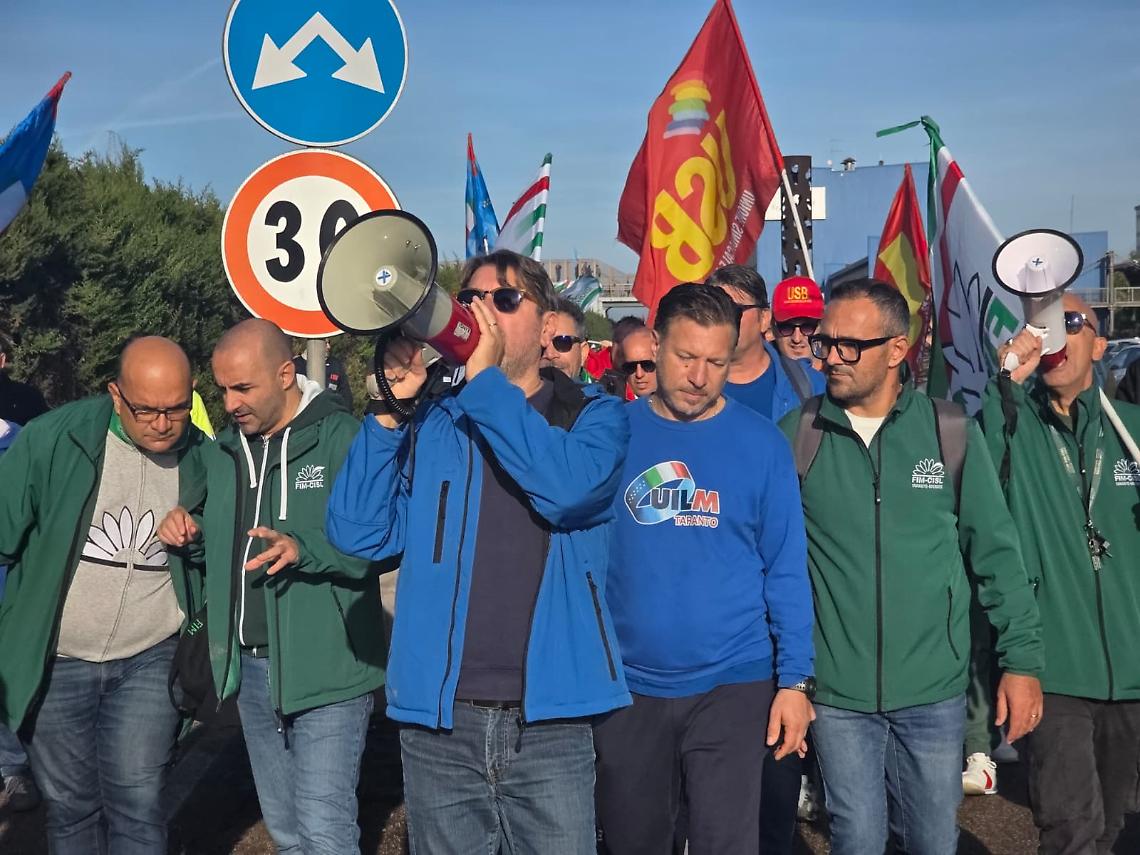 I blocchi stradali davanti all'ex Ilva