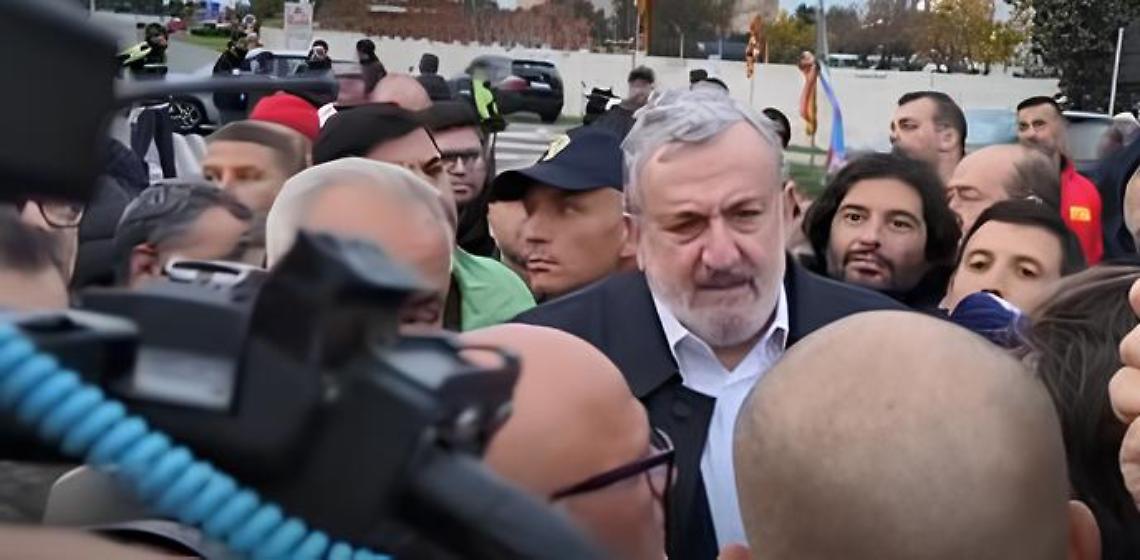 Michele Emiliano davanti allo stabilimento ex Ilva a Taranto