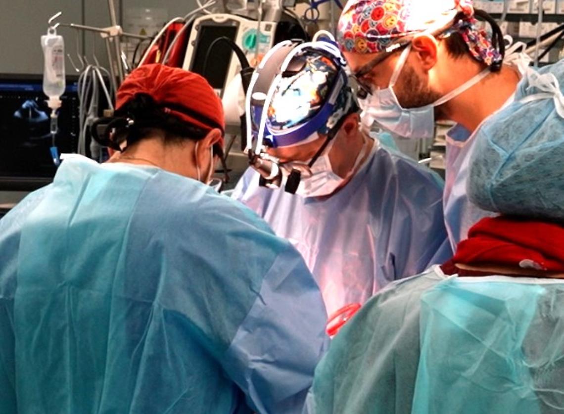 Il professor Tomaso Bottio in sala operatoria