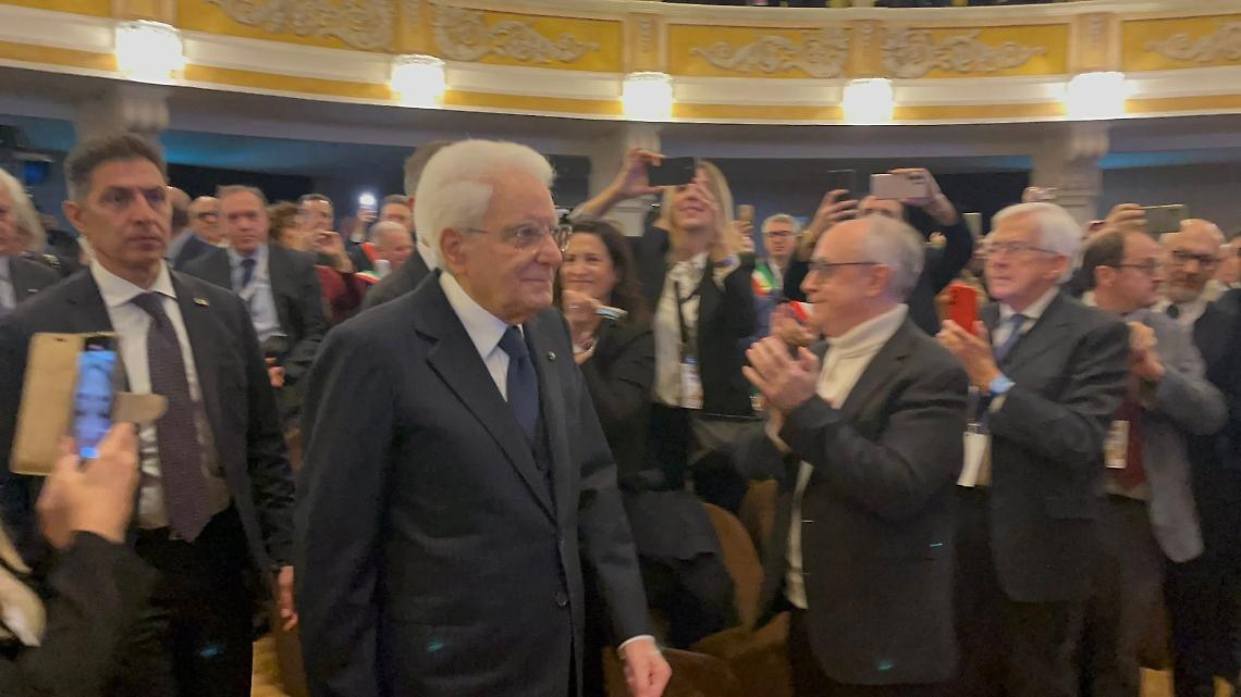 Il Presidente Sergio Mattarella entra nel teatro Apollo di Lecce - foto Provincia di Modena