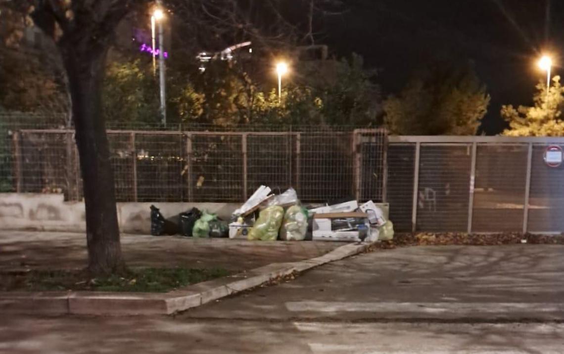 Rifiuti davanti all'isola ecologica sotto sequestro a Bisceglie