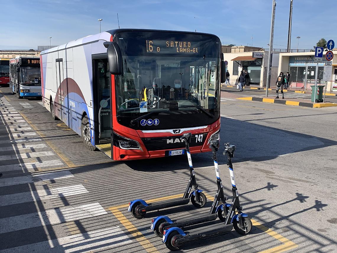 Il capolinea bus al Porto mercantile di Taranto
