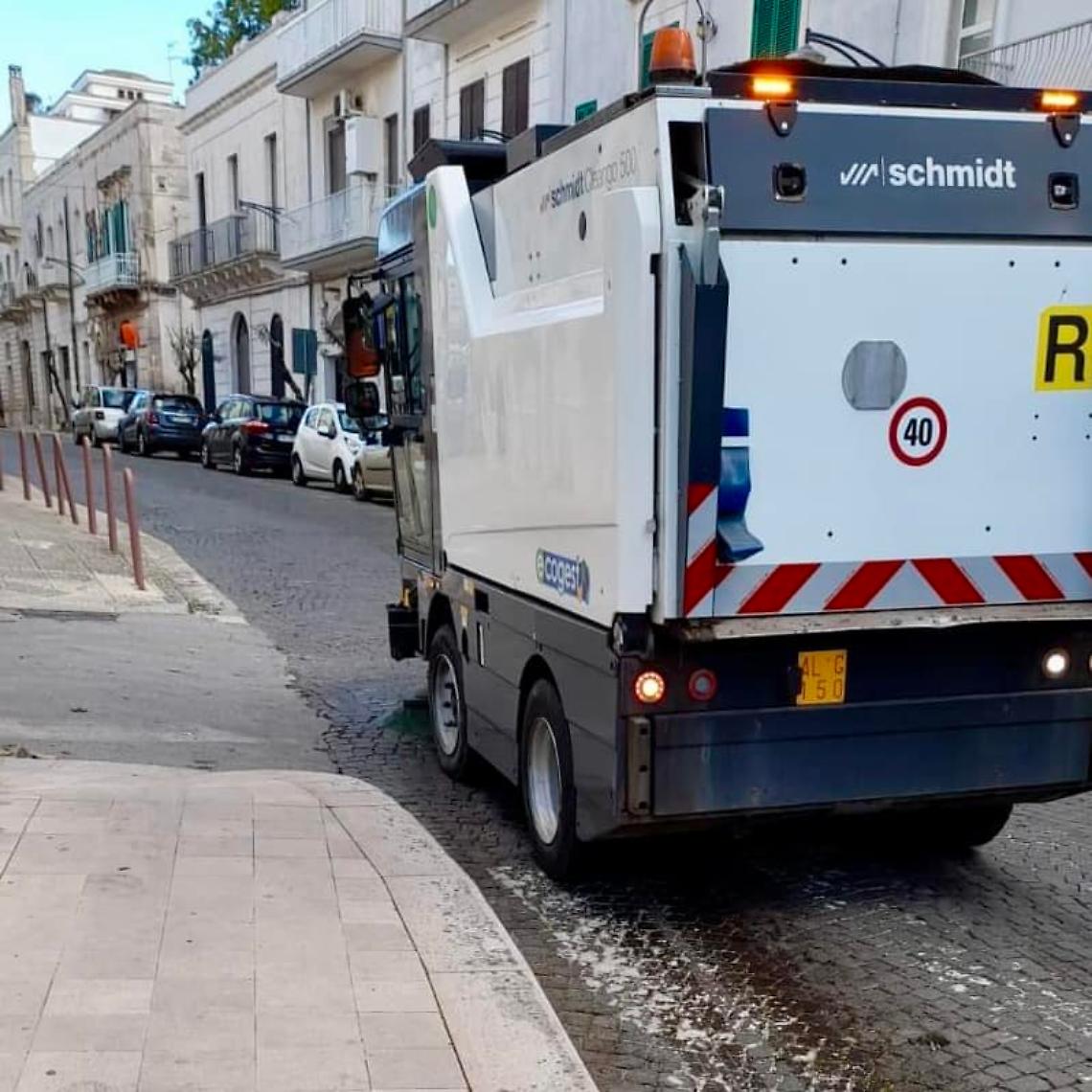 La pulizia delle strade a Ostuni