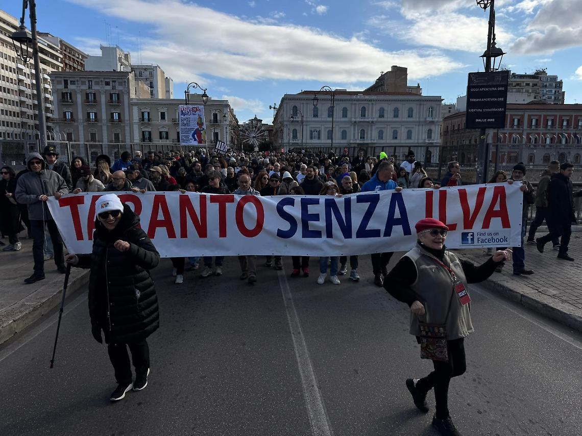 Il corteo promosso da L'Ora di Taranto
