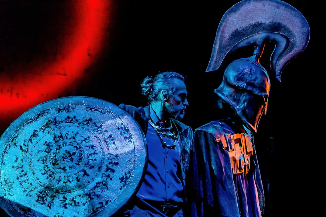 “Iliade, il gioco degli dèi” (foto di scena di Filippo Manzini. In primo piano Alessio Boni)