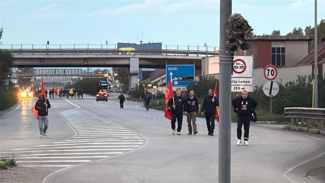 Ex Ilva, i sindacati sospendono i blocchi: “Il governo tace, la mobilitazione continua”