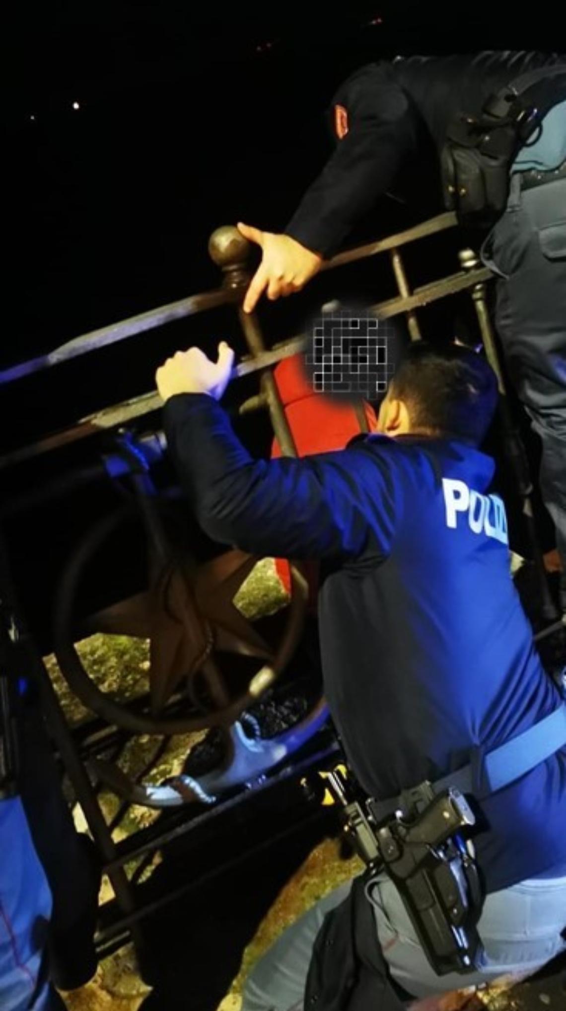 Il momento del drammatico salvataggio a Taranto