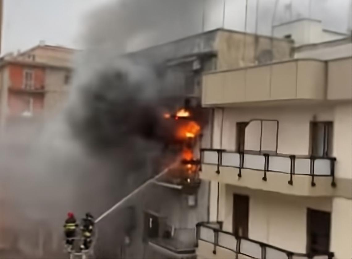 L'intervento dei Vigili del Fuoco in via Emilia - frame dal video di Taranto è Lui