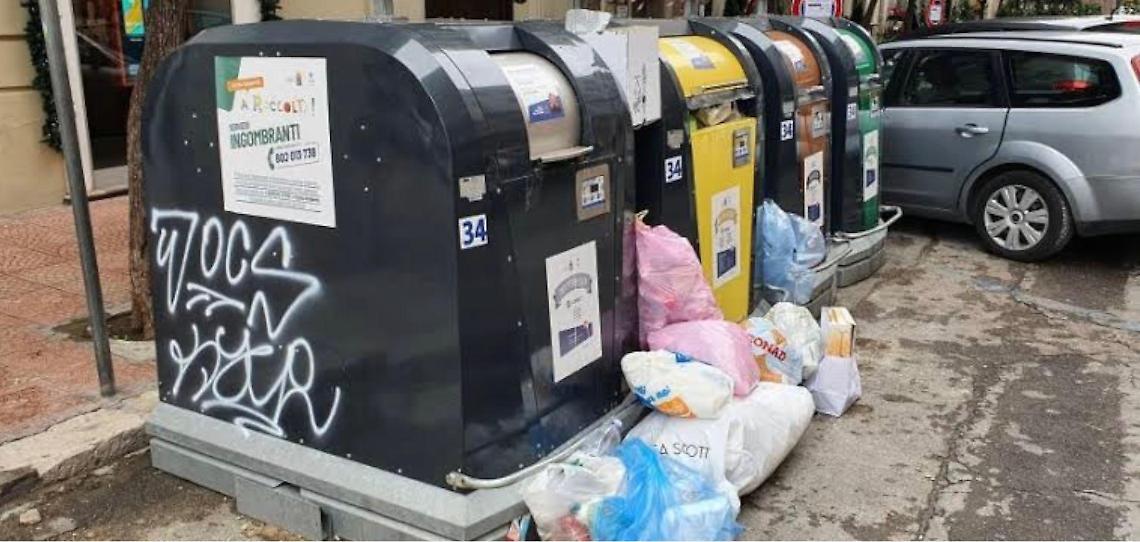 Cassonetti dei rifiuti a Taranto