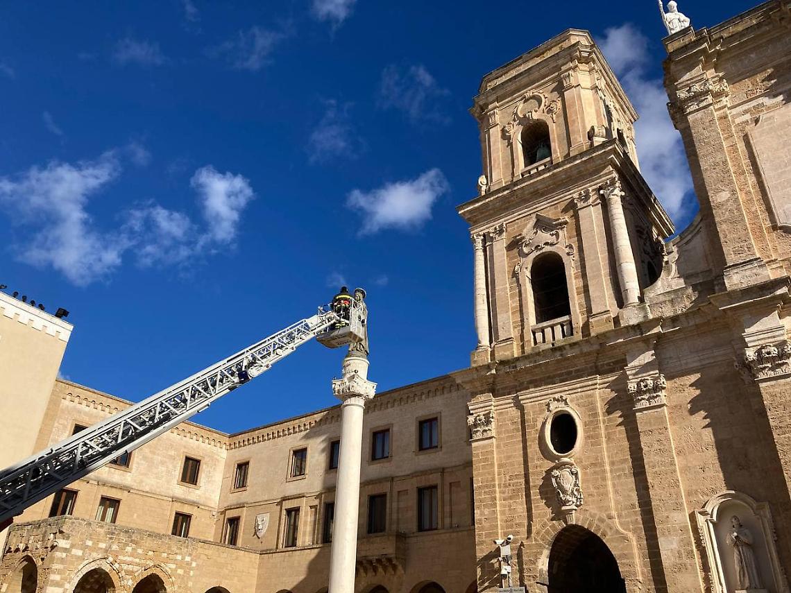 A Brindisi l’omaggio floreale dei Vigili del Fuoco alla Madonna dell’Immacolata
