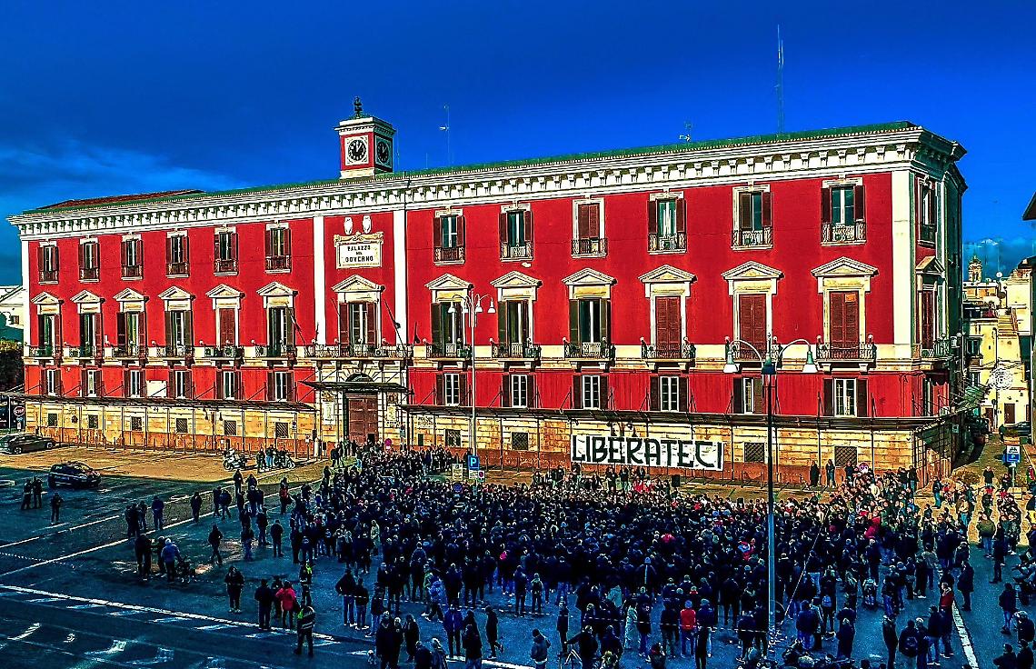 La protesta dei tifosi del Bari davanti al Comune e alla Prefettura