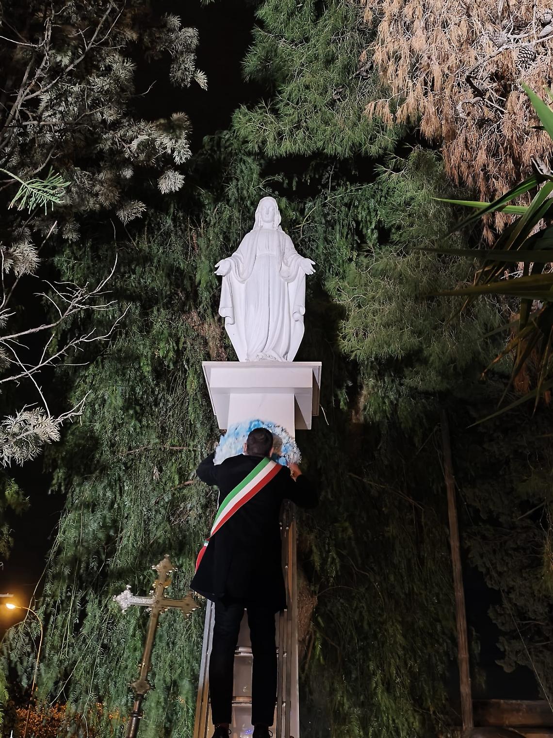 La deposizione di una corona all'Immacolata di Trinitapoli