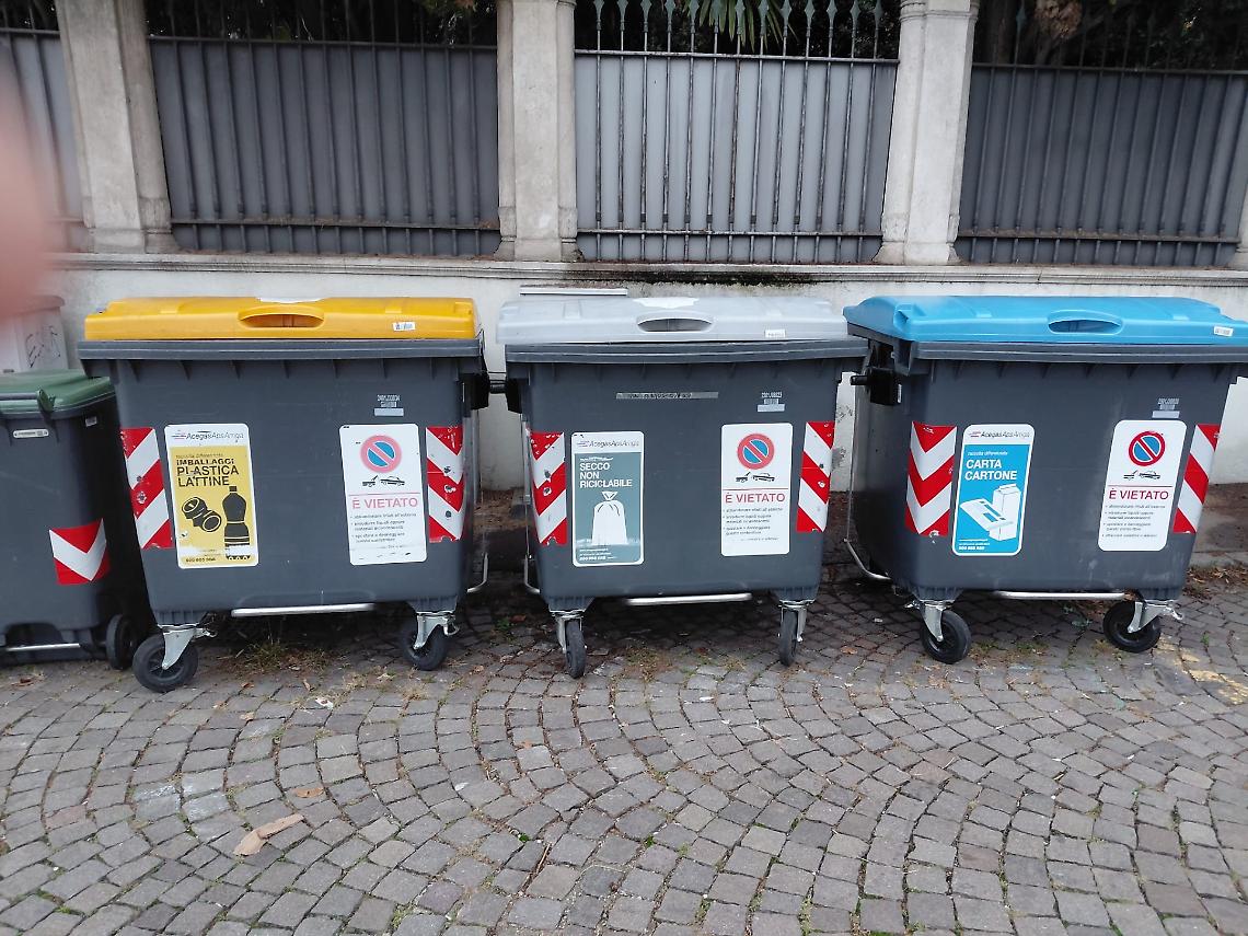 Cassonetti dei rifiuti a Taranto