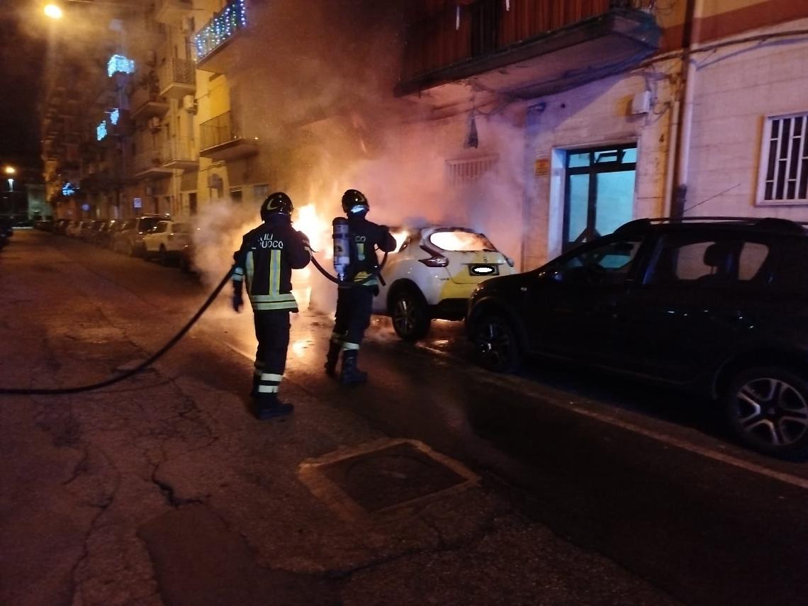 Auto in fiamme nella notte a Taranto - foto di Francesco Manfuso