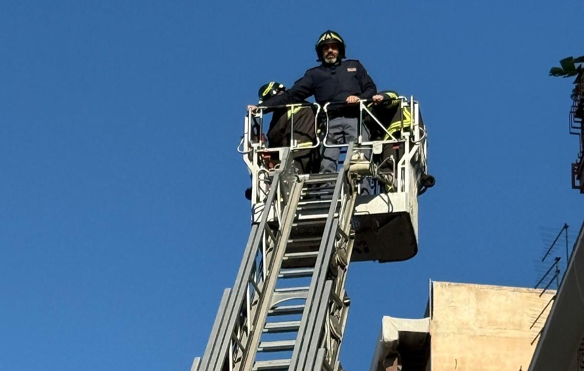 L'intervento dei Vigili del Fuoco - foto di Francesco Manfuso