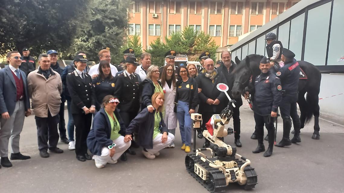 I Carabinieri regalano un sorriso ai piccoli pazienti del SS. Annunziata di Taranto 