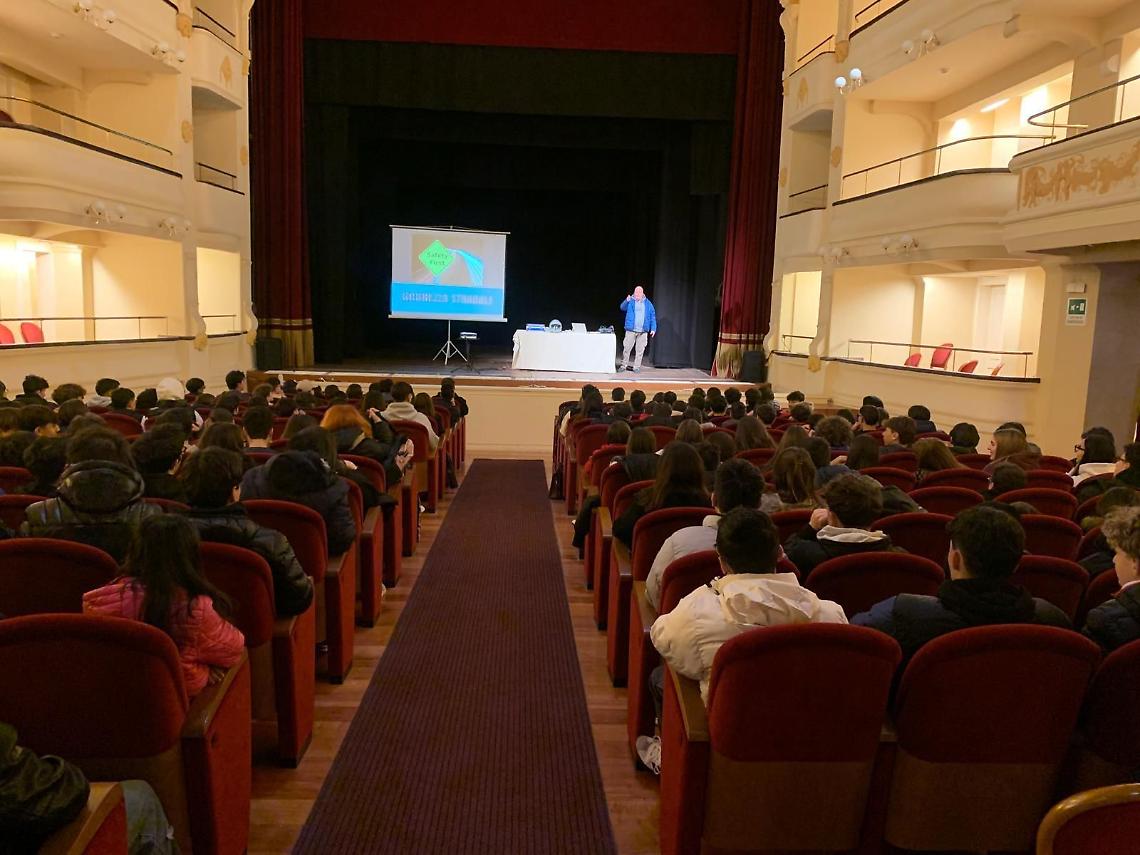 Educazione stradale, oltre 500 studenti a teatro a Canosa di Puglia