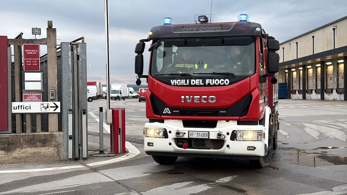 Incendio nel deposito di spedizioni, distrutti diversi furgoni - foto Francesco Manfuso