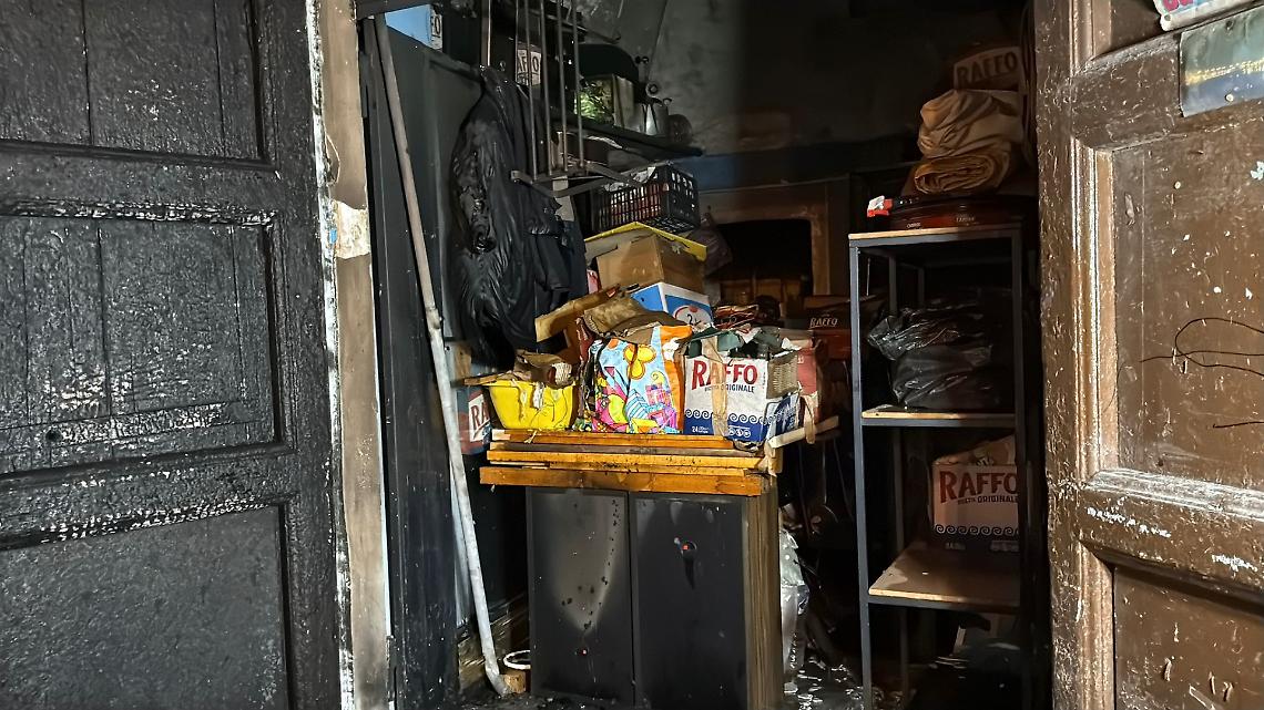 Incendio in un deposito nella Città Vecchia, nessun ferito - foto di Francesco Manfuso