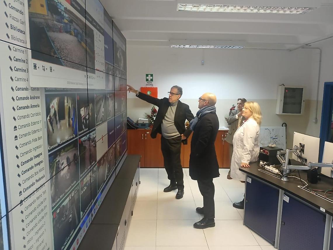 Il sindaco Piero Bitetti visita il Comando della Polizia Locale e verifica il sistema di monitoraggio
