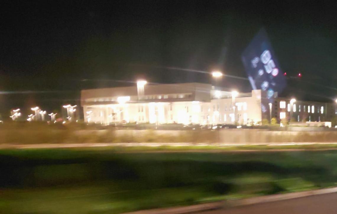 L'ospedale San Cataldo illuminato di sera