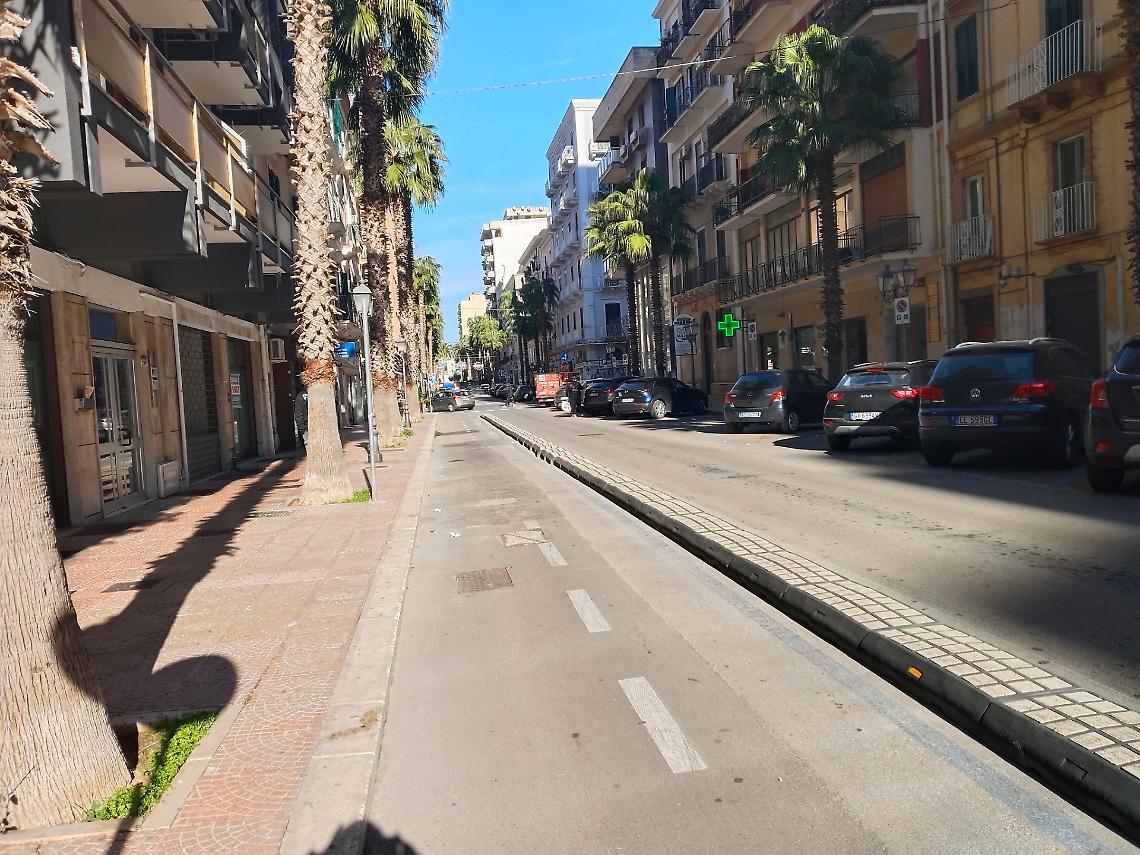 Luminarie solo a met&agrave;, la protesta dei commercianti di via Berardi